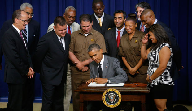 President Barack Obama signs an executive order titled “Fair Pay and Safe Workplaces,” July 2014. (AP/Charles Dharapak)