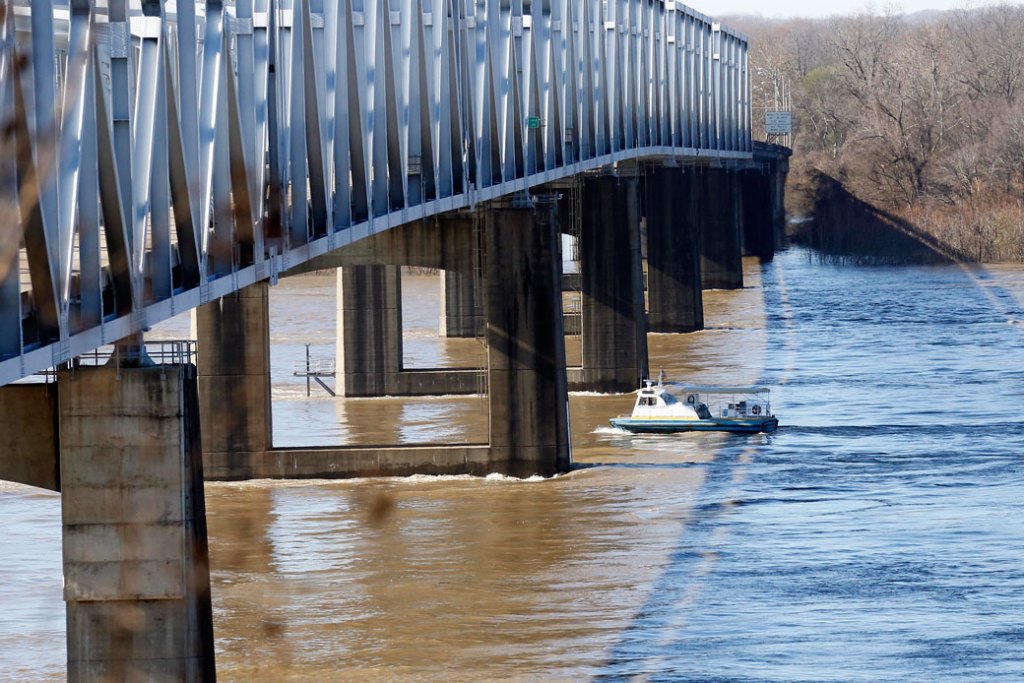 A small boat maneuvers along the Mississippi River near Vicksburg, Mississippi, on January 13, 2016. (AP/Rogelio V. Solis)