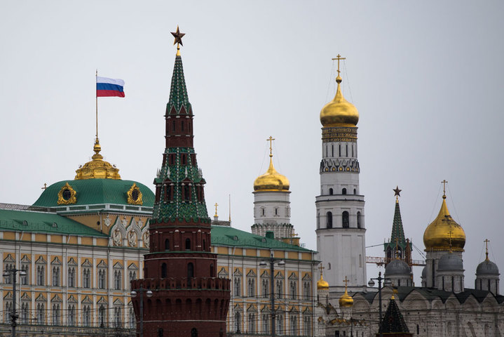 A Russian national flag is seen atop of the Grand Kremlin Palace. ((AP/Alexander Zemlianichenko))