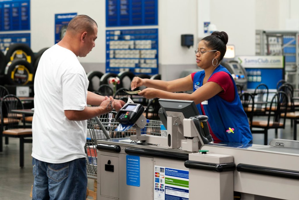 A retail worker in Bentonville, Arkansas, gives change to a customer, August 2014. (AP/Sarah Bentham)