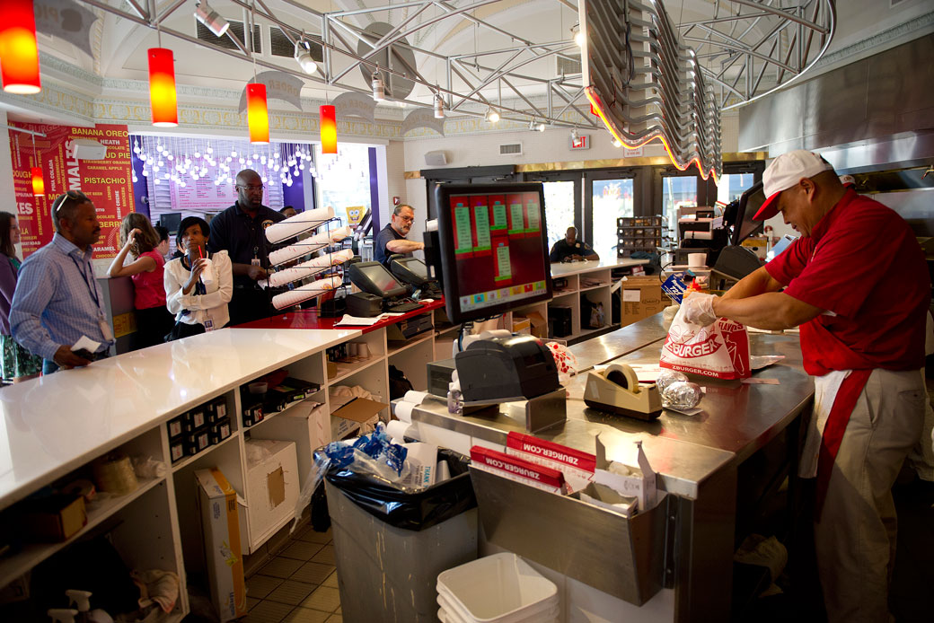 A fast-food employee works at a chain restaurant in Washington, D.C., on October 1, 2013. (Getty/Jim Watson)