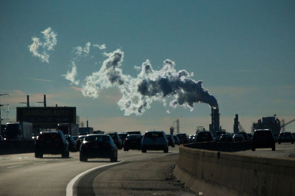 Vehicles move along the the New Jersey Turnpike while a factory emits smoke in Carteret, New Jersey, November 2017. (Getty/Corbis/VIEWpress/Kena Betancur)