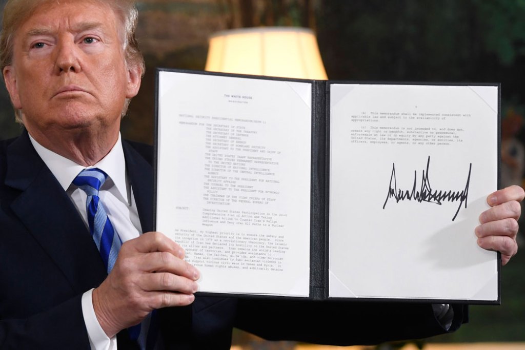 U.S. President Donald Trumps signs a document reinstating sanctions against Iran, Washington, D.C., May 2018. (Getty/Saul Loeb/AFP)